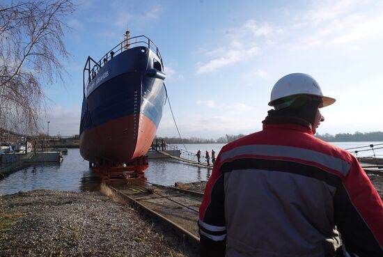 Новое рыболовецкое судно спустили на воду в Калининградской области