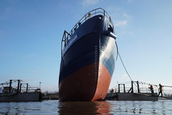 Новое рыболовецкое судно спустили на воду в Калининградской области