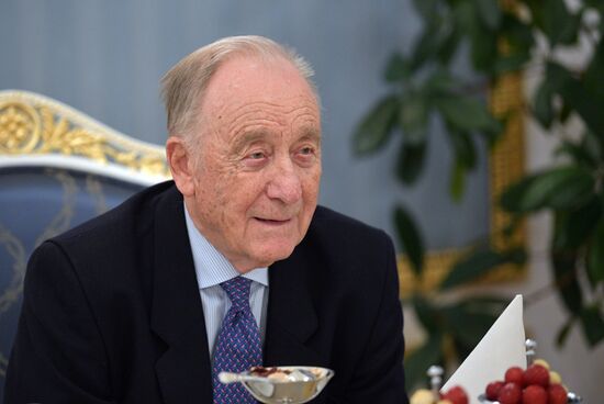 Президент РФ В. Путин поздравил композитора, народного артиста СССР Р. Щедрина с 85-летием