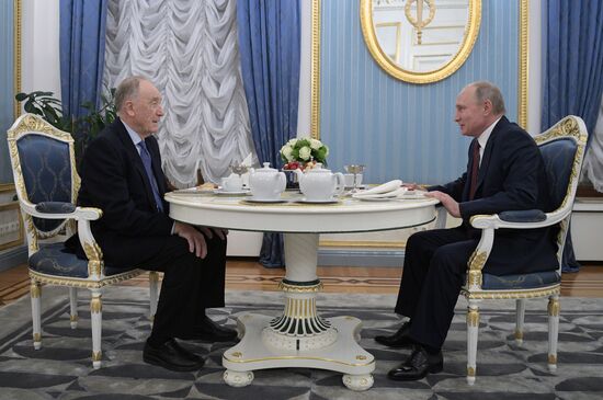 Президент РФ В. Путин поздравил композитора, народного артиста СССР Р. Щедрина с 85-летием