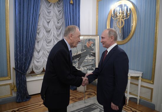 Президент РФ В. Путин поздравил композитора, народного артиста СССР Р. Щедрина с 85-летием