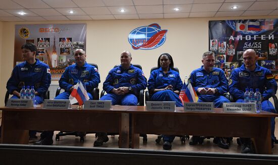 Пресс-конференция с участием экипажа МКС-54/55