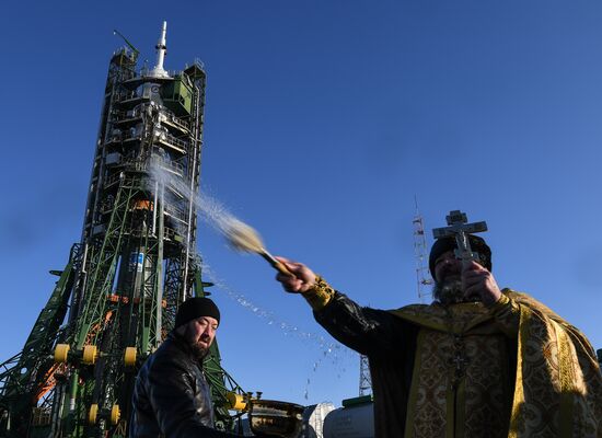 Освящение ракеты-носителя "Союз-ФГ" с пилотируемым кораблем "Союз МС-07"