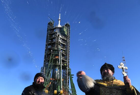 Освящение ракеты-носителя "Союз-ФГ" с пилотируемым кораблем "Союз МС-07"