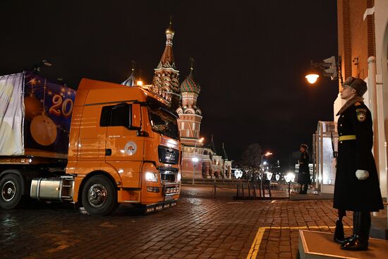 Доставка новогодней елки в Кремль