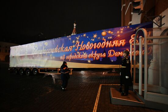 Доставка новогодней елки в Кремль