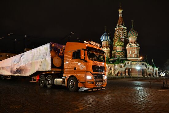 Доставка новогодней елки в Кремль