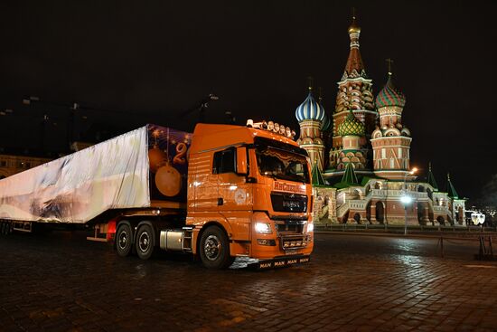 Доставка новогодней елки в Кремль