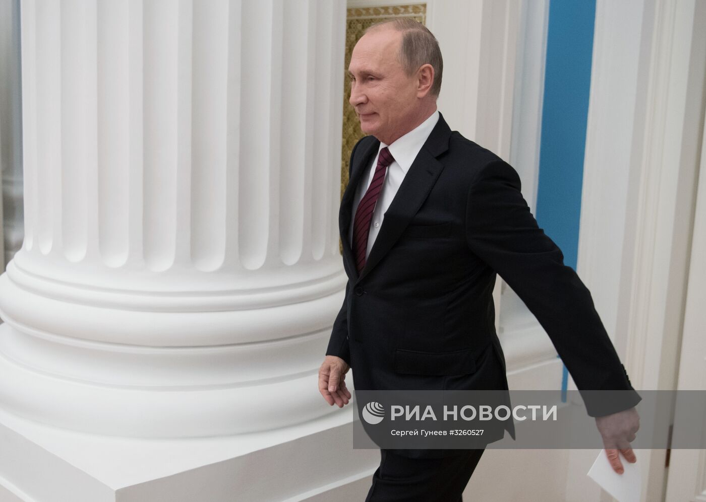 Президент РФ В. Путин вручил госпремии за достижения в области правозащитной и благотворительной деятельности