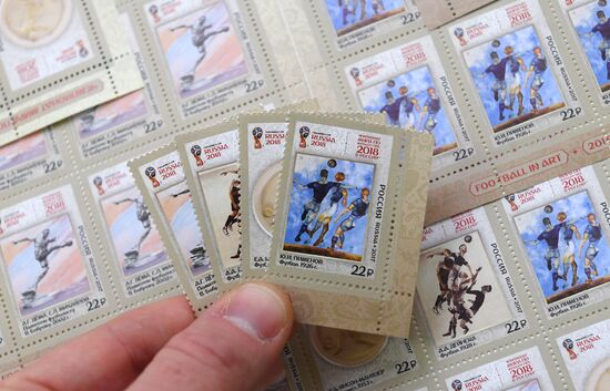 Четыре марки, посвященные футболу в искусстве, вышли в почтовое обращение