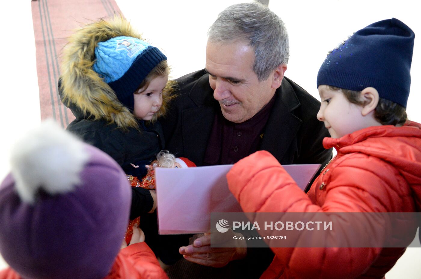Спасенную в Ираке девочку из Дагестана передали родственникам в аэропорту Грозного