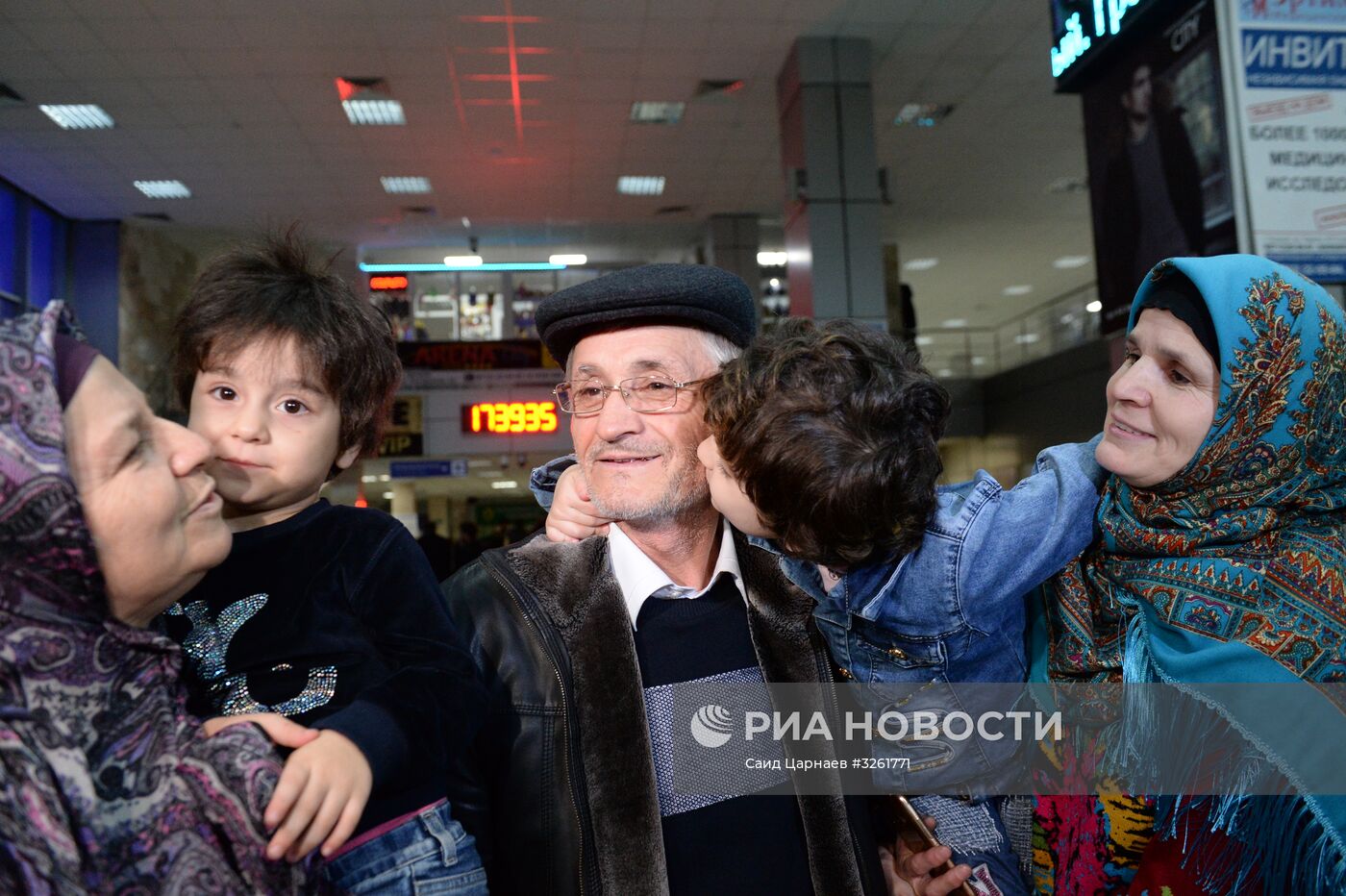 Спасенную в Ираке девочку из Дагестана передали родственникам в аэропорту Грозного