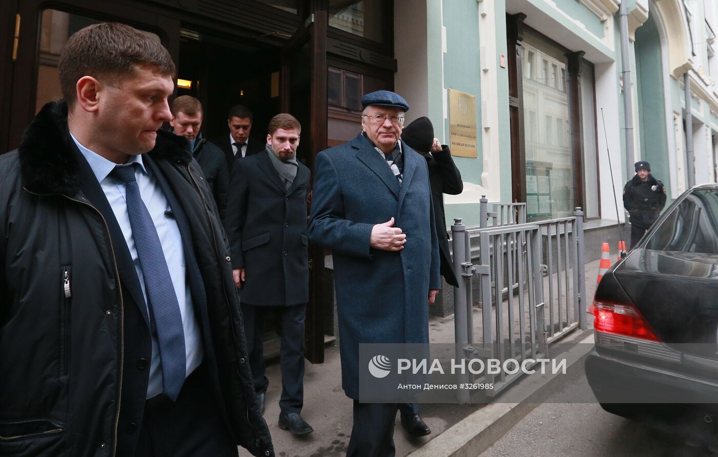 В. Жириновский подал документы в ЦИК для регистрации его в качестве кандидата на пост президента РФ