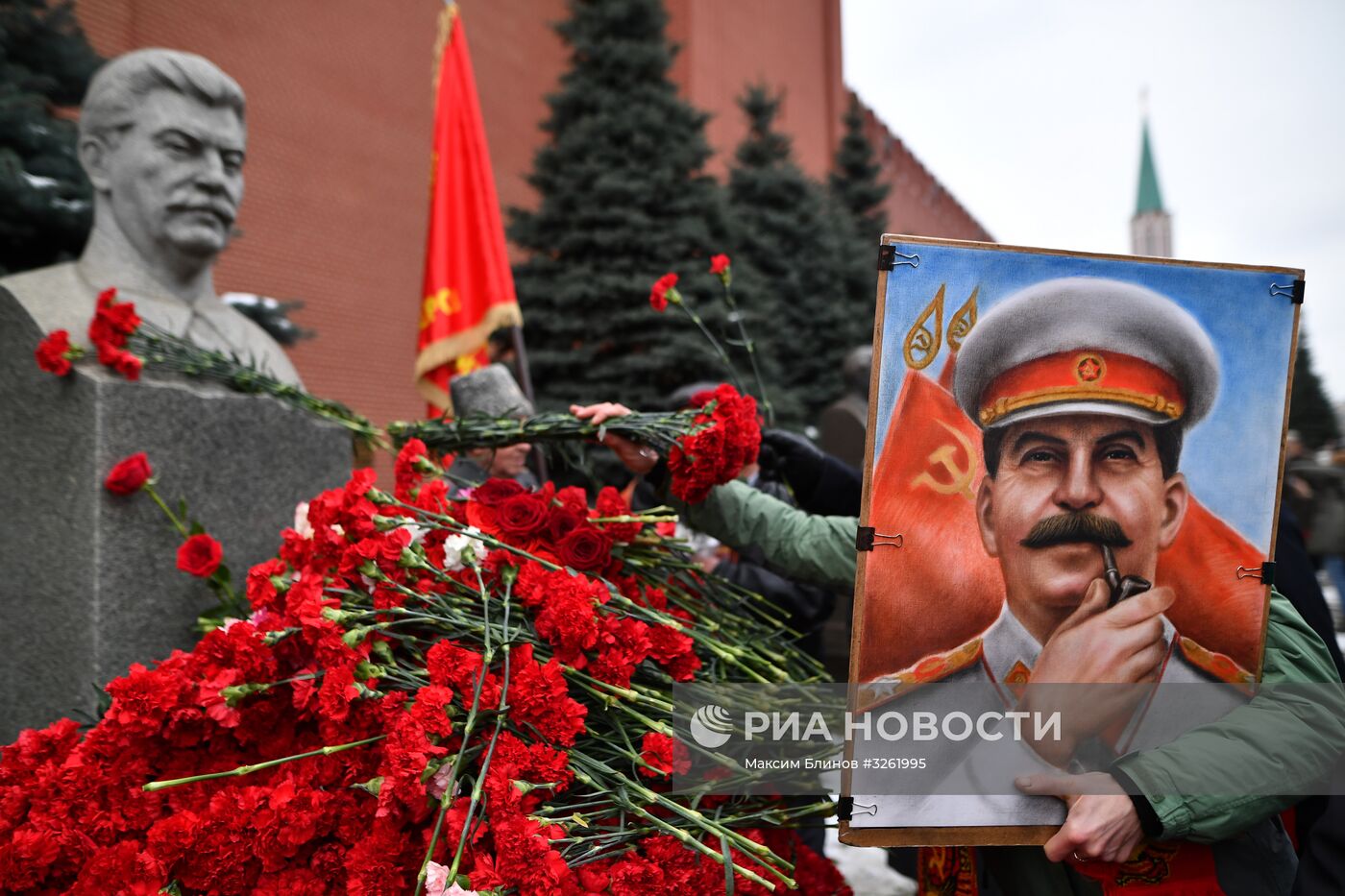 Возложение цветов к местам захоронения И. Сталина и Ф. Дзержинского у Кремлевской стены