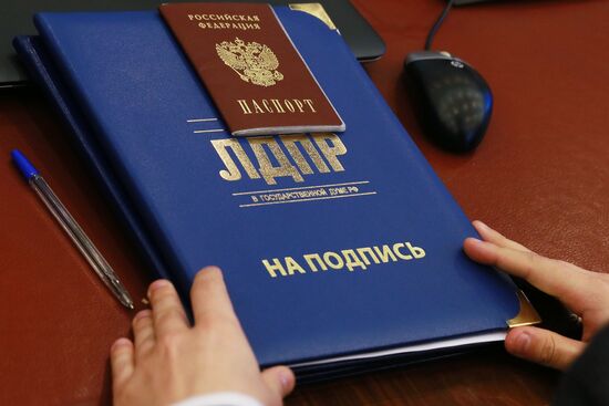 В. Жириновский подал документы в ЦИК для регистрации его в качестве кандидата на пост президента РФ