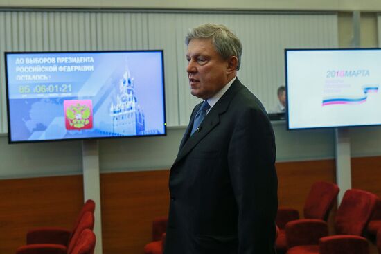 Г. Явлинский подал документы в ЦИК для регистрации его в качестве кандидата на пост президента РФ