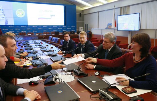 Г. Явлинский подал документы в ЦИК для регистрации его в качестве кандидата на пост президента РФ
