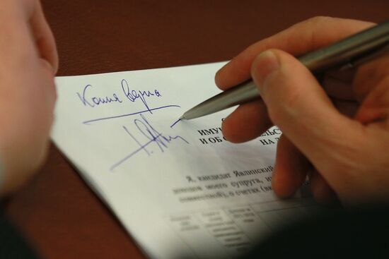 Г. Явлинский подал документы в ЦИК для регистрации его в качестве кандидата на пост президента РФ