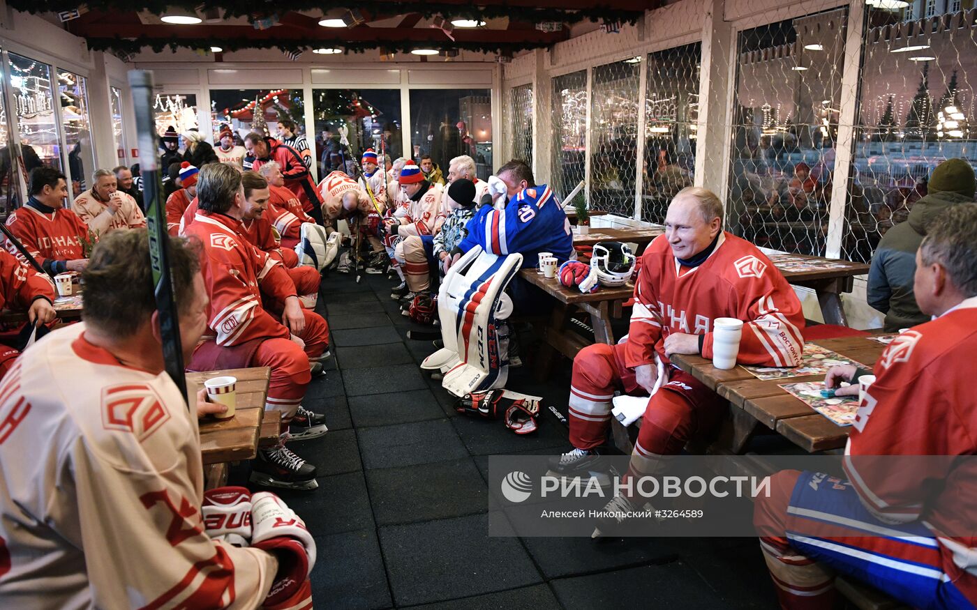 Президент РФ В. Путин принял участие в хоккейном матче НХЛ на Красной площади