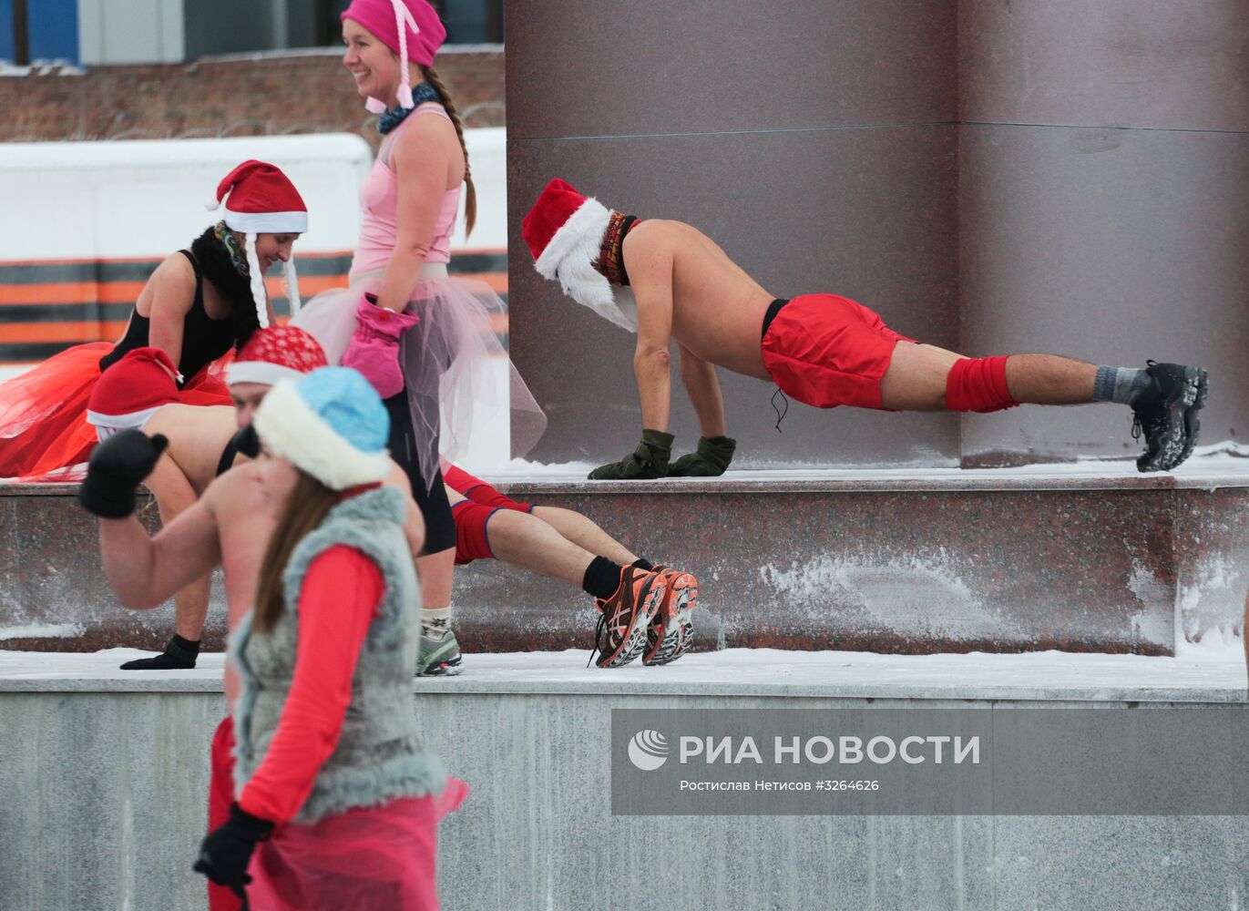 Новогодний забег моржей в костюмах Дедов Морозов в Новосибирске