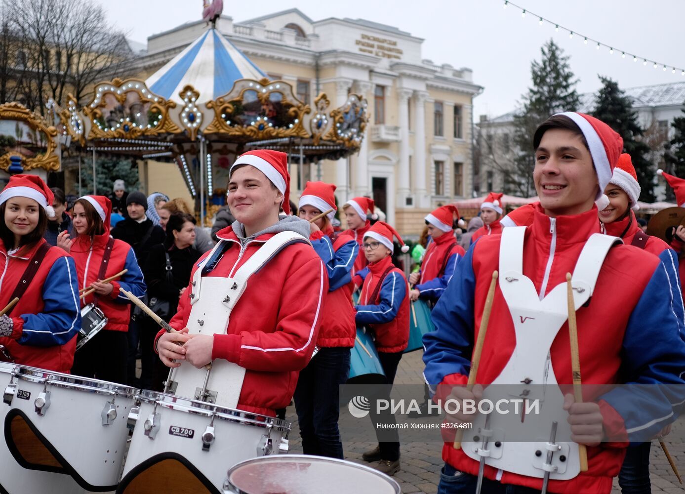 Праздничное шествие Дедов Морозов в Краснодаре