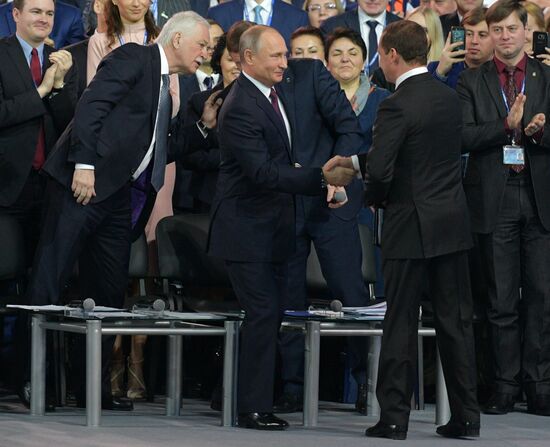 Президент РФ В. Путин и премьер-министр РФ Д.Медведев приняли участие в XVII съезде партии "Единая Россия"