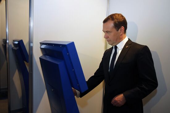 Президент РФ В. Путин и премьер-министр РФ Д.Медведев приняли участие в XVII съезде партии "Единая Россия"