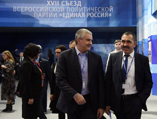 Президент РФ В. Путин и премьер-министр РФ Д.Медведев приняли участие в XVII съезде партии "Единая Россия"