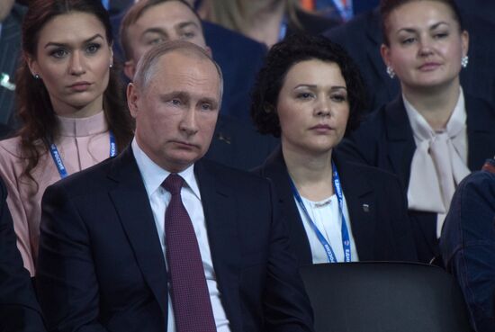 Президент РФ В. Путин и премьер-министр РФ Д.Медведев приняли участие в XVII съезде партии "Единая Россия"