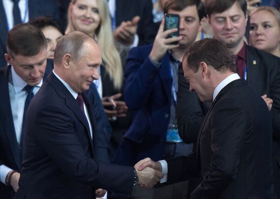 Президент РФ В. Путин и премьер-министр РФ Д.Медведев приняли участие в XVII съезде партии "Единая Россия"