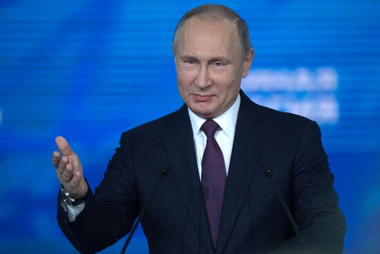 Президент РФ В. Путин и премьер-министр РФ Д.Медведев приняли участие в XVII съезде партии "Единая Россия"