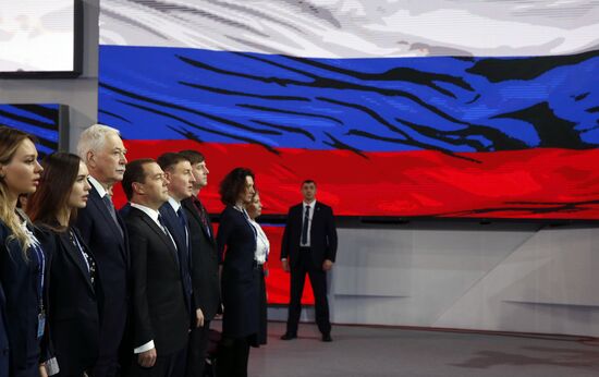 Президент РФ В. Путин и премьер-министр РФ Д.Медведев приняли участие в XVII съезде партии "Единая Россия"