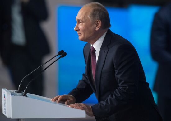 Президент РФ В. Путин и премьер-министр РФ Д.Медведев приняли участие в XVII съезде партии "Единая Россия"