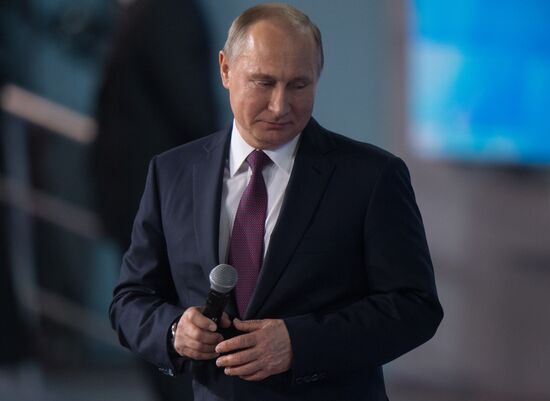 Президент РФ В. Путин и премьер-министр РФ Д.Медведев приняли участие в XVII съезде партии "Единая Россия"