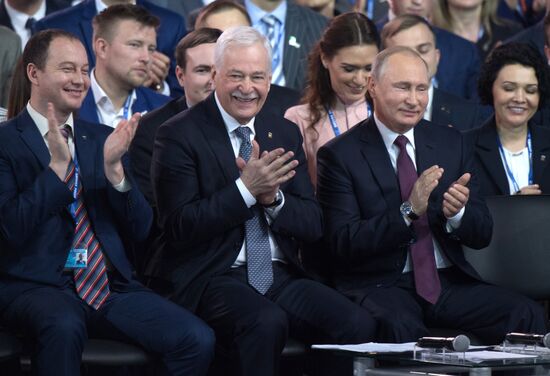 Президент РФ В. Путин и премьер-министр РФ Д.Медведев приняли участие в XVII съезде партии "Единая Россия"