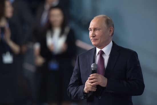 Президент РФ В. Путин и премьер-министр РФ Д.Медведев приняли участие в XVII съезде партии "Единая Россия"