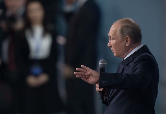 Президент РФ В. Путин и премьер-министр РФ Д.Медведев приняли участие в XVII съезде партии "Единая Россия"