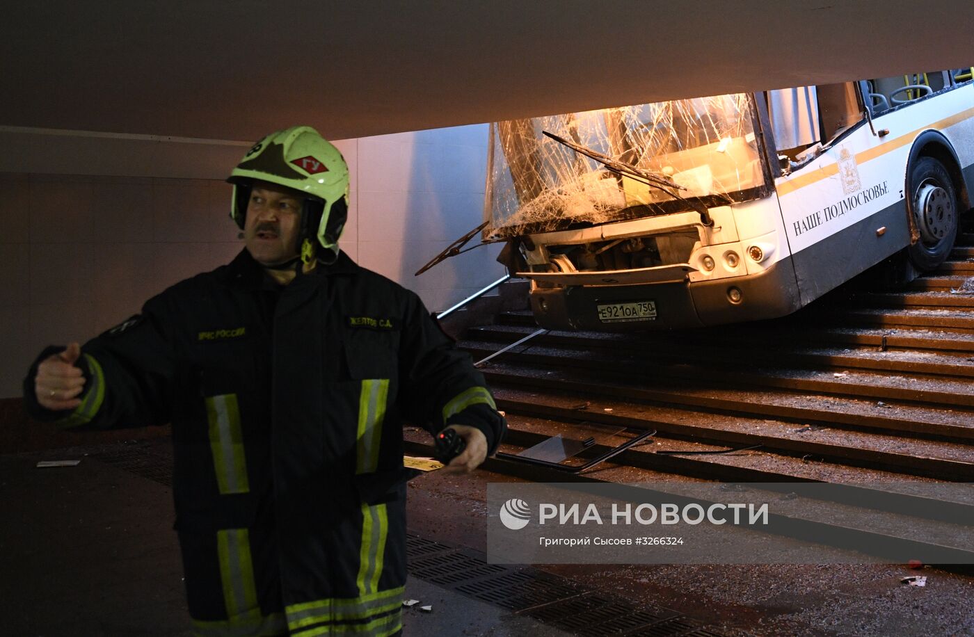 На западе Москвы автобус въехал в подземный переход