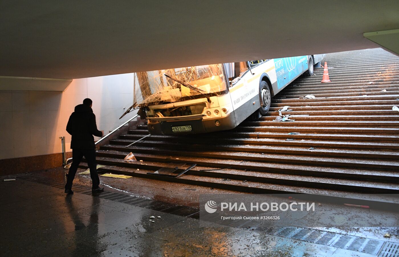 На западе Москвы автобус въехал в подземный переход