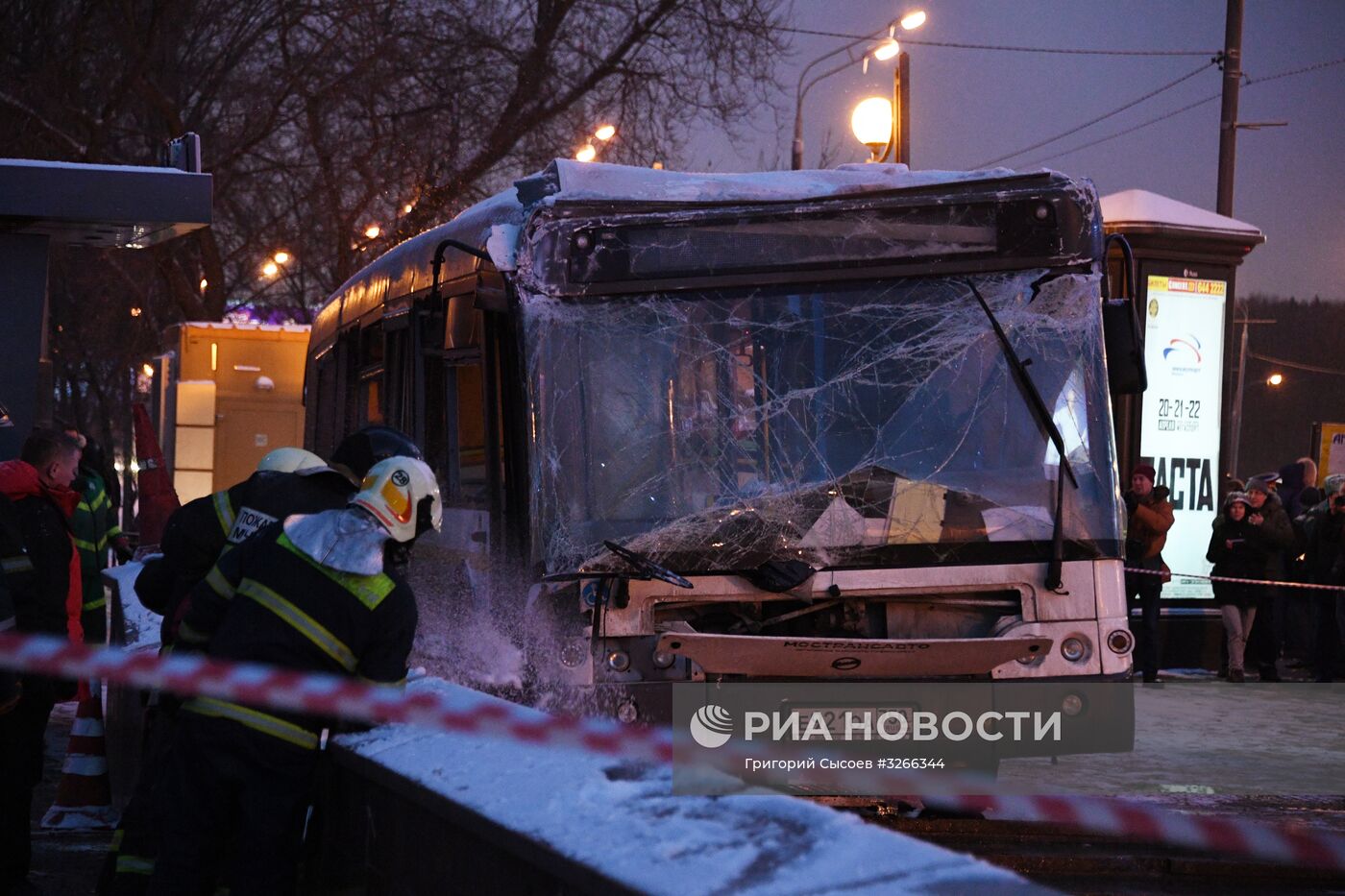 На западе Москвы автобус въехал в подземный переход