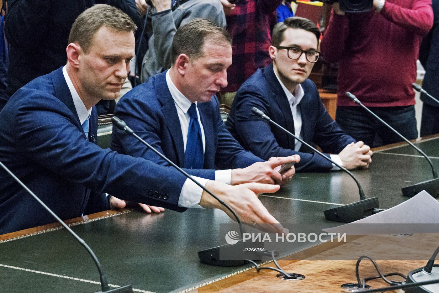 А. Навальный подал документы в ЦИК на регистрацию