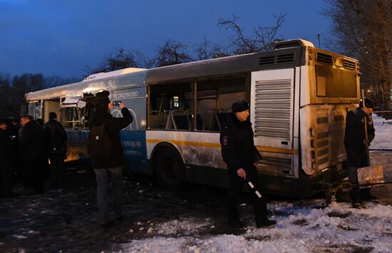 На западе Москвы автобус въехал в подземный переход