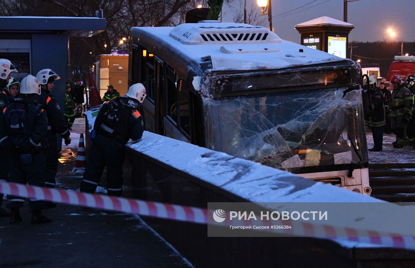 На западе Москвы автобус въехал в подземный переход