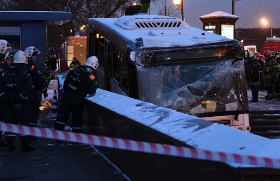 На западе Москвы автобус въехал в подземный переход