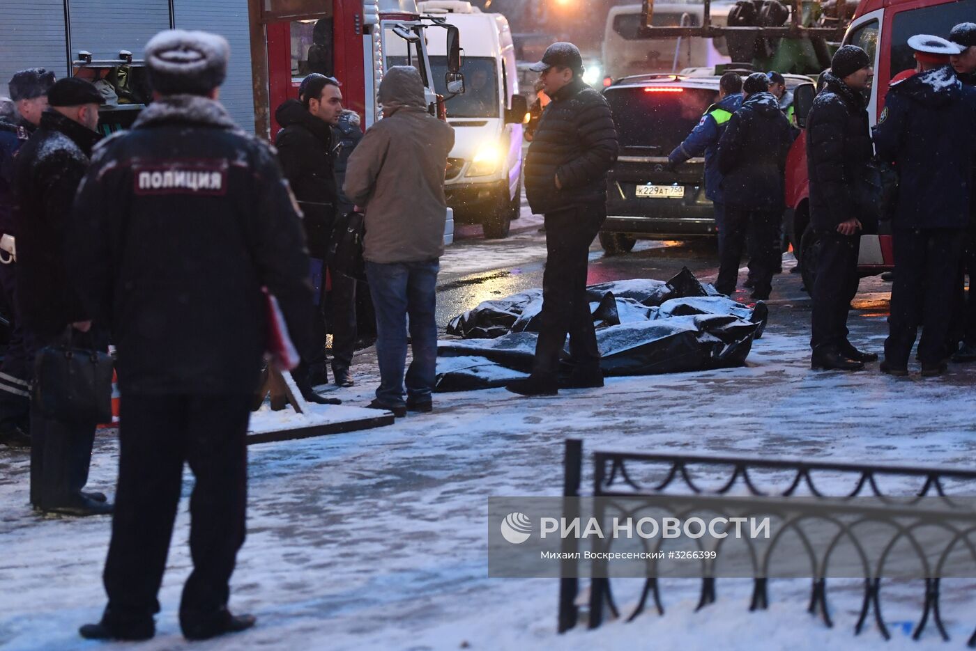 На западе Москвы автобус въехал в подземный переход