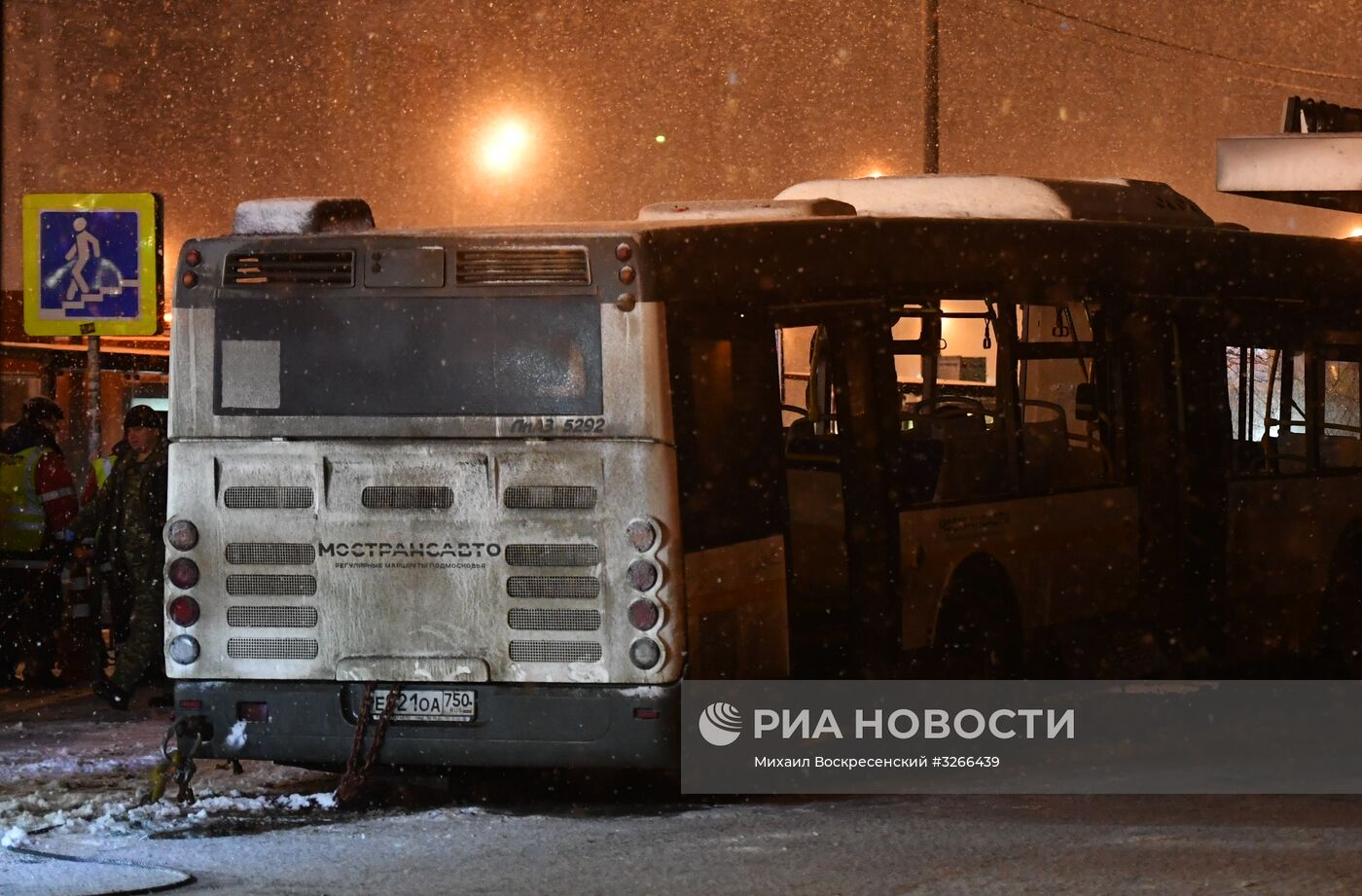 На западе Москвы автобус въехал в подземный переход