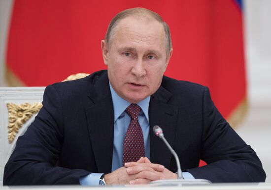 Президент РФ В. Путин встретился с руководством палат Федерального Собрания РФ