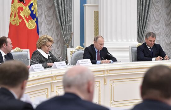 Президент РФ В. Путин встретился с руководством палат Федерального Собрания РФ