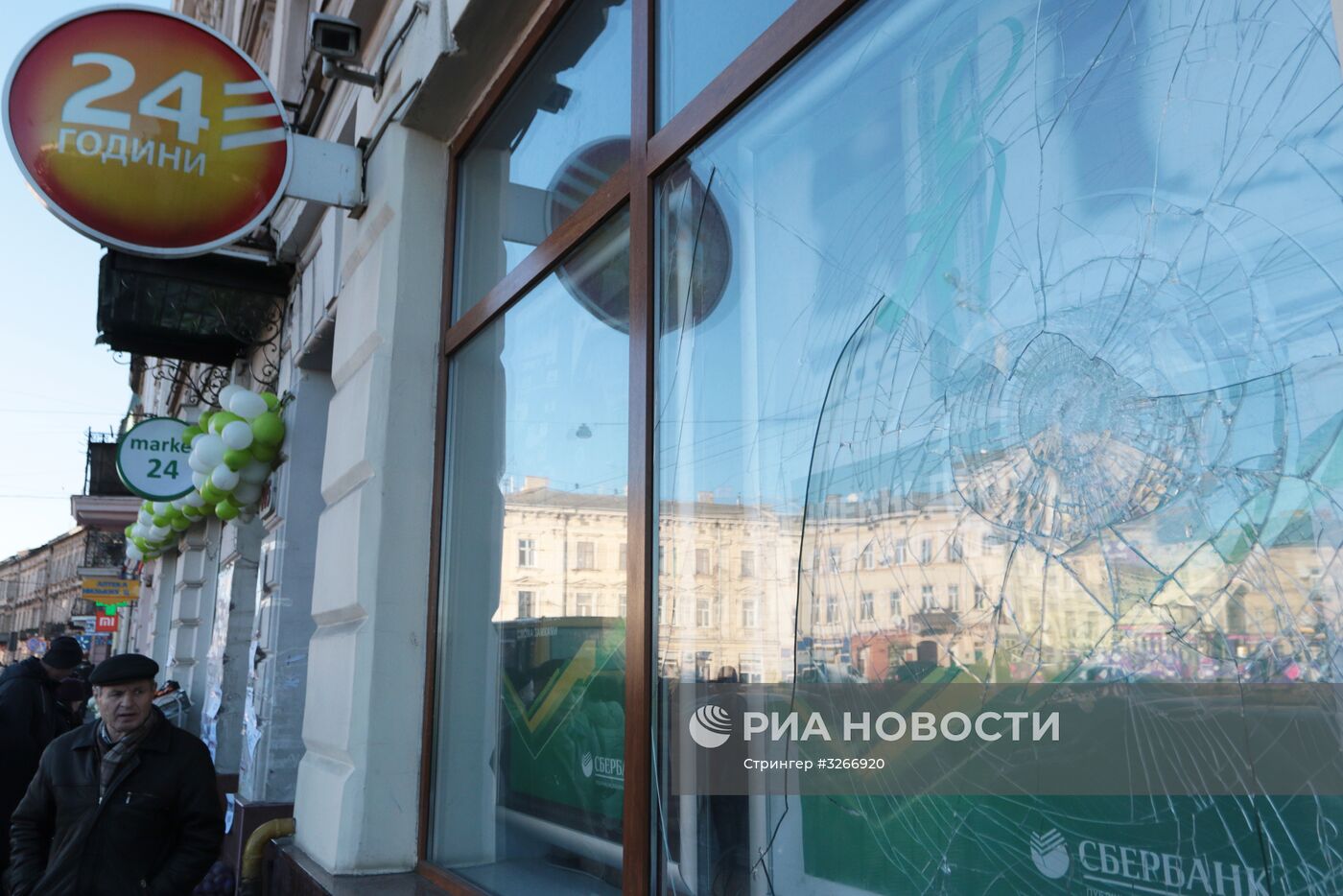 Во Львове радикалы разбили окна в отделении Сбербанка