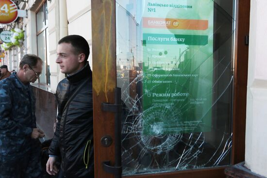Во Львове радикалы разбили окна в отделении Сбербанка